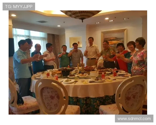 退役足球明星们重聚一堂合影留念展现昔日辉煌与友谊的美好瞬间 退役足球明星们重聚一堂合影留念展现昔日辉煌与友谊的美好瞬间