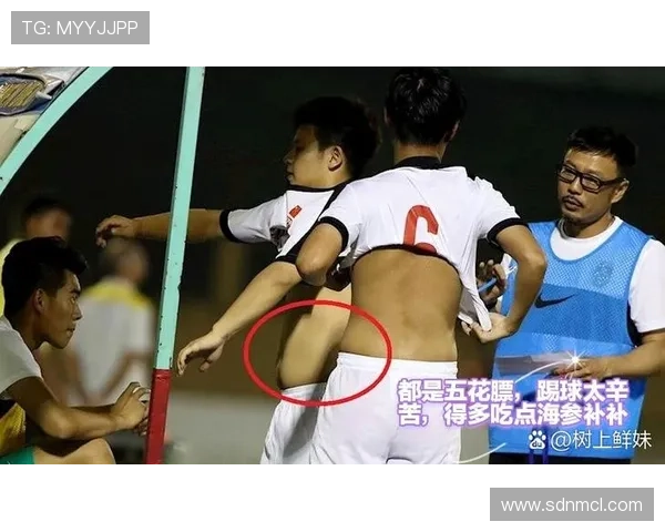 足球明星挑战极限踢足球进篮球框展现惊人技巧与创意表演