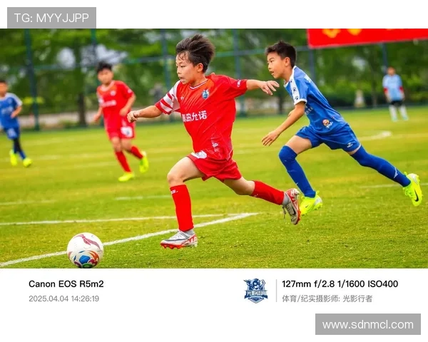 足球明星比心动作背后的温暖故事与球迷情感连接 足球明星比心动作背后的温暖故事与球迷情感连接